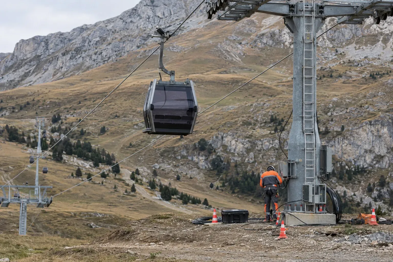 Cabine vide de la nouvelle télécabine du Jas testée sur pylône, Superdévoluy en automne